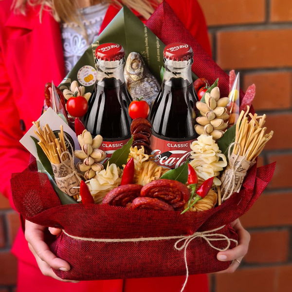 Muzhskoj-buket-135.-Vkusnyj-konvert-iz-produktov-dlya-muzhchiny-1.jpg